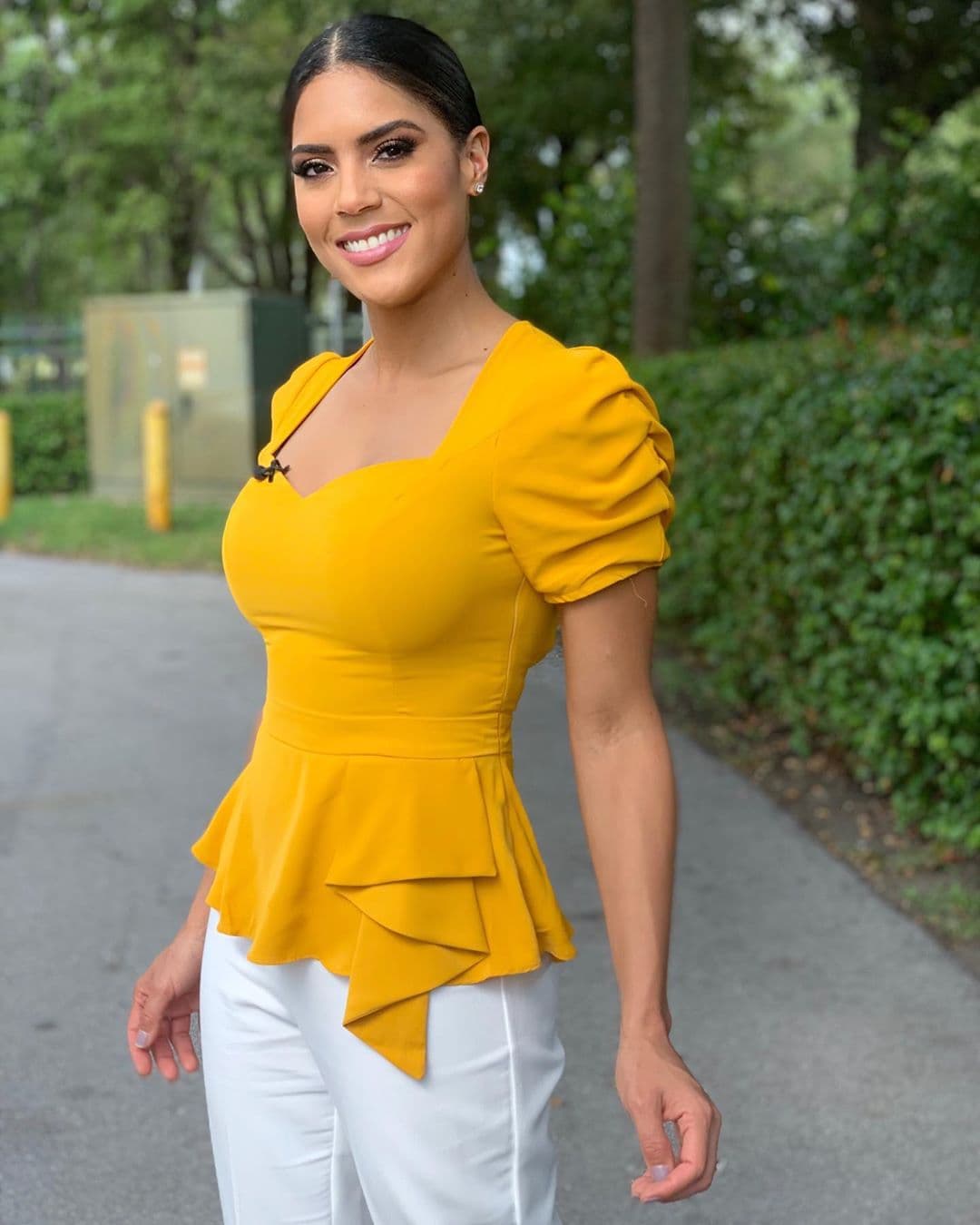 Francisca lleva una blusa de hombros pronunciados, una tendencia que ha destacado en los últimos meses. Los volantes en la parte baja también le dan un toque 'chic' a su atuendo.