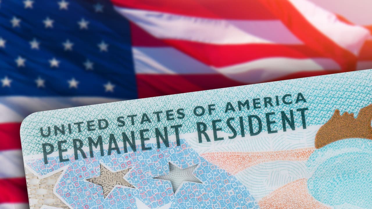 <b><a href="https://x.com/CBP/status/1949513920714023394" target="_blank">CBP emitió este domingo un recordatorio que muchos podrían pasar por alto</a></b>, pero que
<b> puede afectar a millones de personas</b>. Si eres 
<b>residente permanente legal (LPR)</b> y no llevas contigo tu 'green card', 
<b>podrías enfrentar consecuencias legales</b>. Aquí te explicamos qué dice la ley, por qué importa, y qué riesgos reales hay.