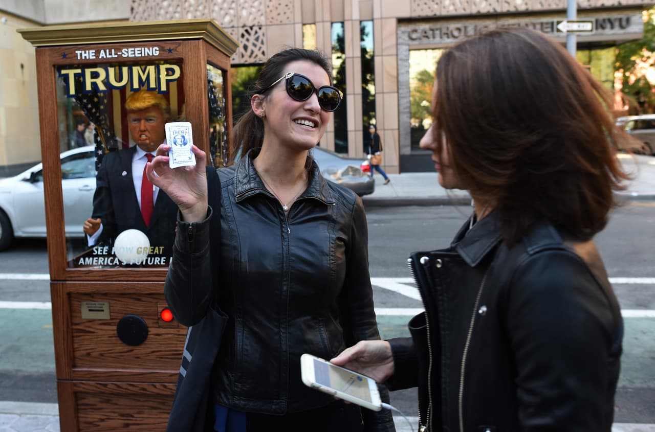 Al igual que otras máquinas como ésta, quienes oprimen el botón rojo reciben una tarjeta con la predicción.