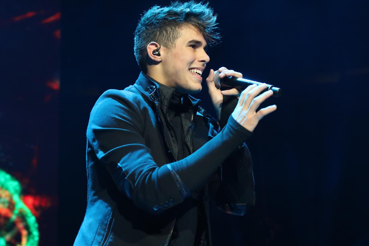 Zabdiel nació en Puerto Rico y tiene 19 años. Participó en un grupo de hip hop y de salsa en su iglesia, desde los 12 sabía que quería dedicarse a la música.