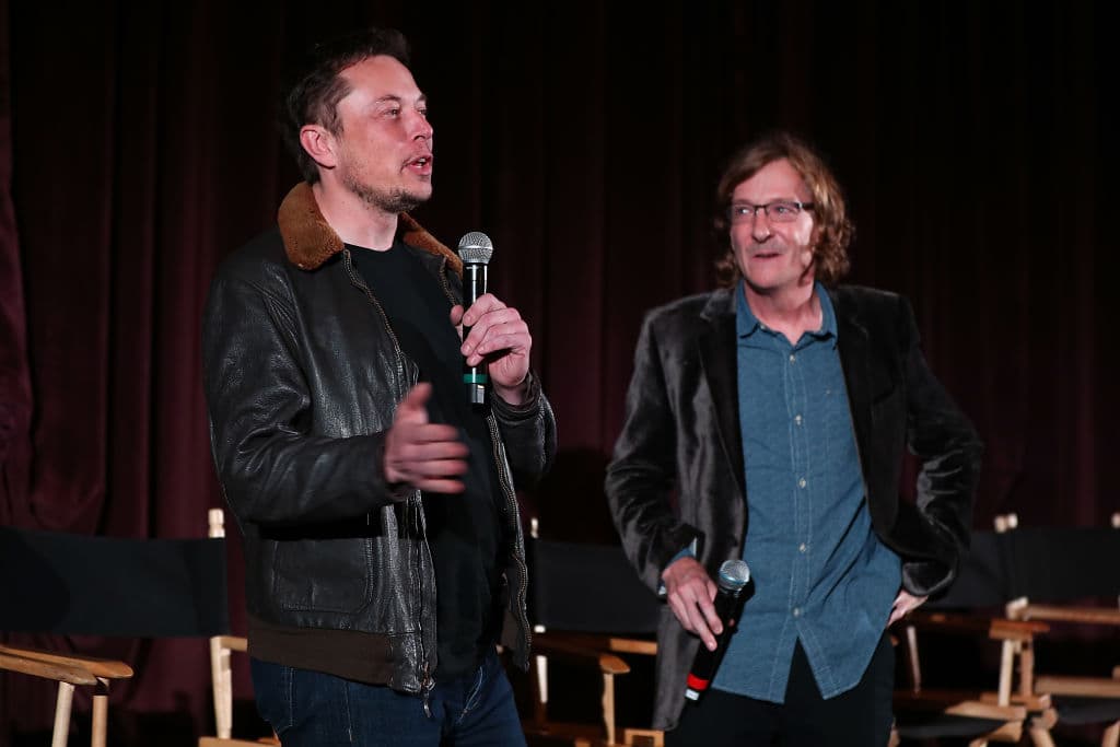 Es aquí donde entra el ingeniero, magnate, inventor y empresario Elon Musk (izq), suadfricano-estadounidense, relacionado con la firma de autos autónomos Tesla, entre otros proyectos.