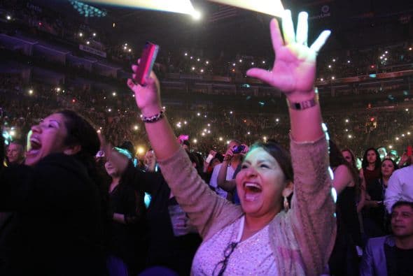 El Divo de Juárez, Juan Gabriel, hizo retumbar Phoenix con su música, su voz y sus bailes, enloqueciendo a miles de fans que llenaron el US Airways Center. Con un "¡Viva México!", Juanga arrancó su gira de conciertos del tour "Volver" ante un auditorio repleto que respondió con la misma pasión. Este ícono mexicano deleitó al público con sus grandes éxitos como "Querida", "El Noa Noa", "Inocente pobre amigo," y "Amor Eterno" entre muchos otros. El cantante se entregó por entero a sus seguidores, quienes cantaron, bailaron, lloraron y hasta aprovecharon para tomarse una selfie en un espectáculo que fue divertido y emotivo a la vez.