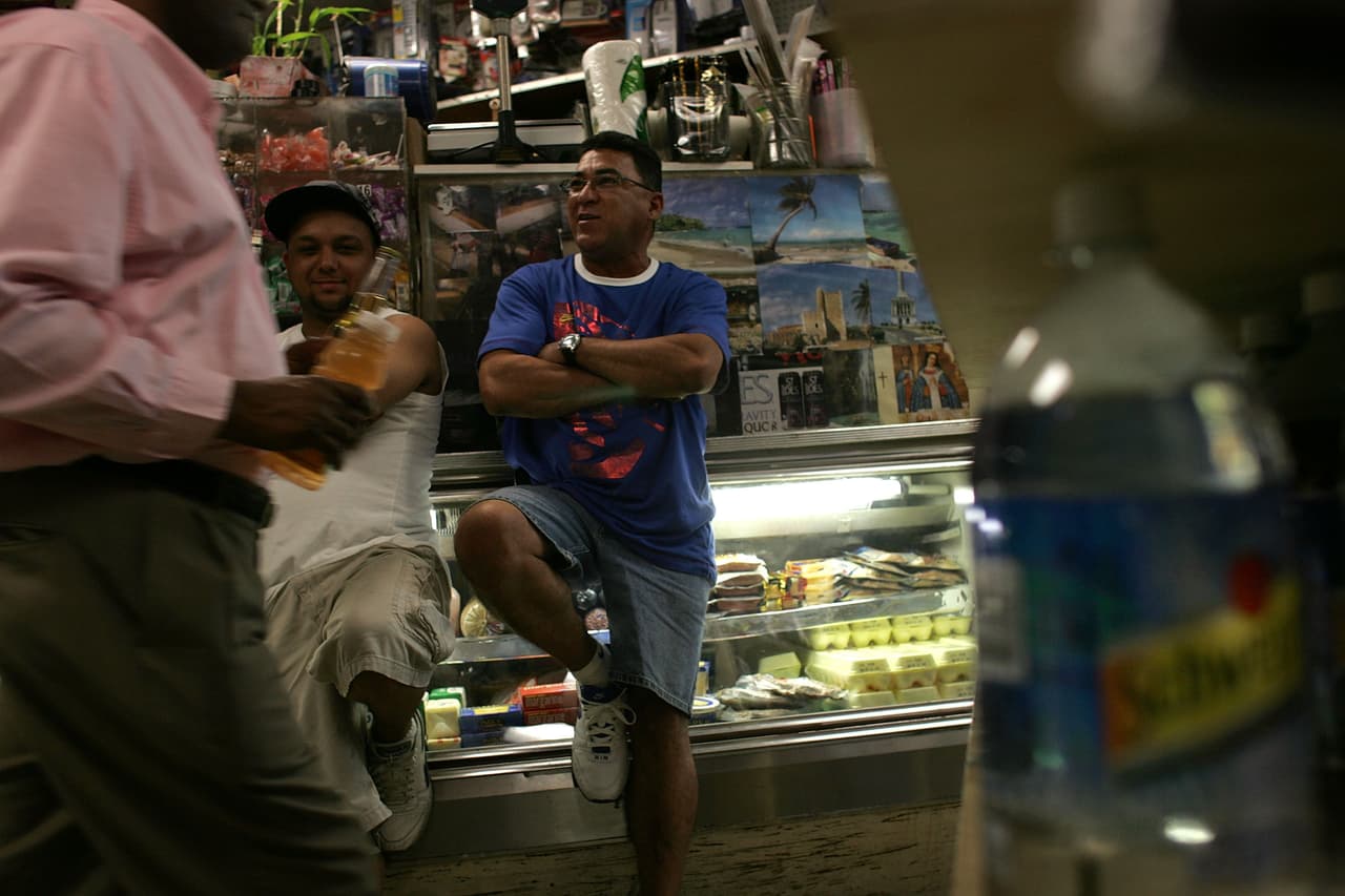 Muchos de los dueños de estos pequeños locales son inmigrantes, que no pueden frente a la presión de grandes cadenas.