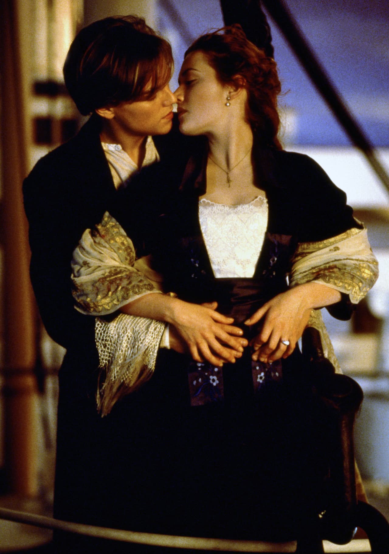 <b>Kate Winslet y Leonardo Dicaprio: 'Titanic' (1997)</b>
<br>
<br>Jack Dawson (Dicaprio) conoce a Rose DeWitt Bukater (Winslet) mientras viajan en el transatlántico RMS Titanic. A pesar de pertenecer a diferentes clases sociales, se enamoran, y terminan por vivir juntos el hundimiento del barco que choca con un iceberg. Una vez que terminaron de filmar la cinta, 
<a href="https://www.youtube.com/watch?v=J6iCxstvahE" target="_blank">Dicaprio dijo en entrevista</a>: "Nos llevamos tan bien que nuestra química se refleja claramente en nuestro trabajo. Cuando teníamos que grabar una escena de amor nos partíamos de risa". Años más tarde, 
<a href="https://www.marieclaire.com.au/kate-winslet-leonardo-dicaprio-relationship" target="_blank">Kate Winslet le confesó a Marie Claire</a> que "fueron siete meses de trabajo intenso, los dos éramos muy jóvenes y afortunadamente ¡nunca fantaseamos el uno con el otro!".