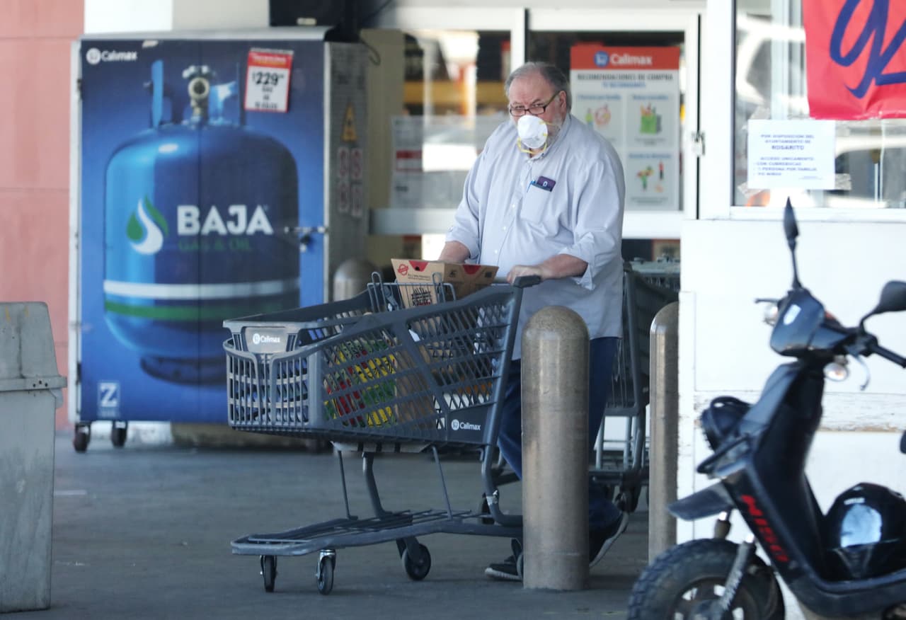 El patriarca 
<b><a href="https://www.univision.com/estilo-de-vida/bodas/revive-la-boda-del-principe-harry-y-meghan-markle-asi-te-la-contamos" target="_blank">no asistió a la boda</a></b> luego de haber sido expuesto por vender fotos a paparazzi y por dar una serie de entrevistas en las que criticó a su hija.
<br>