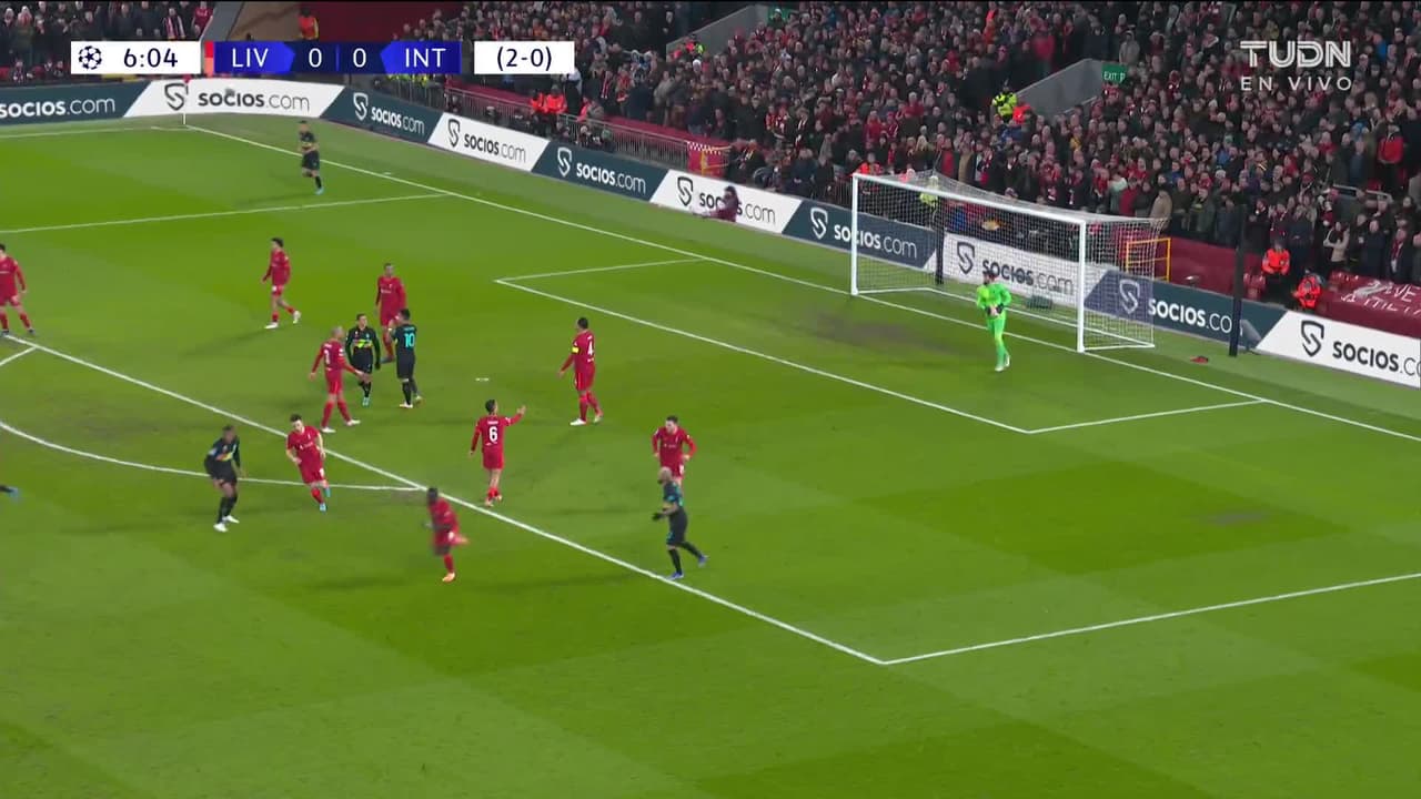 ¡TIRO ATAJADO! disparo por Denzel Dumfries.