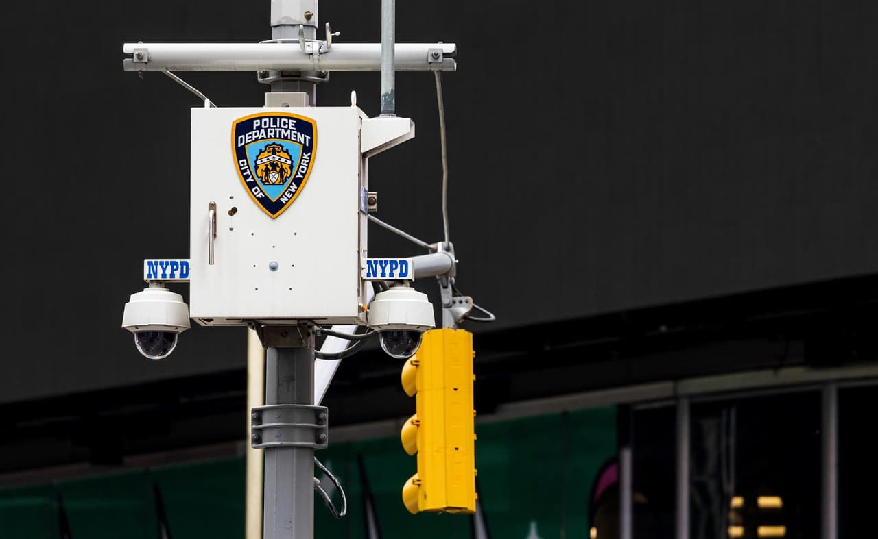 La policía de Nueva York ha utilizado la tecnología de reconocimiento facial (FRT) en 22,000 casos desde 2017, la mitad de ellos solo en 2019. Cuando las imágenes de las cámaras se pasan por el FRT, el departamento policial es capaz de rastrear el rostro de cada neoyorquino mientras se mueve por la ciudad, dice la organización en su
<a href="https://www.amnesty.org/en/latest/news/2021/06/scale-new-york-police-facial-recognition-revealed/" target="_blank">reporte</a>.