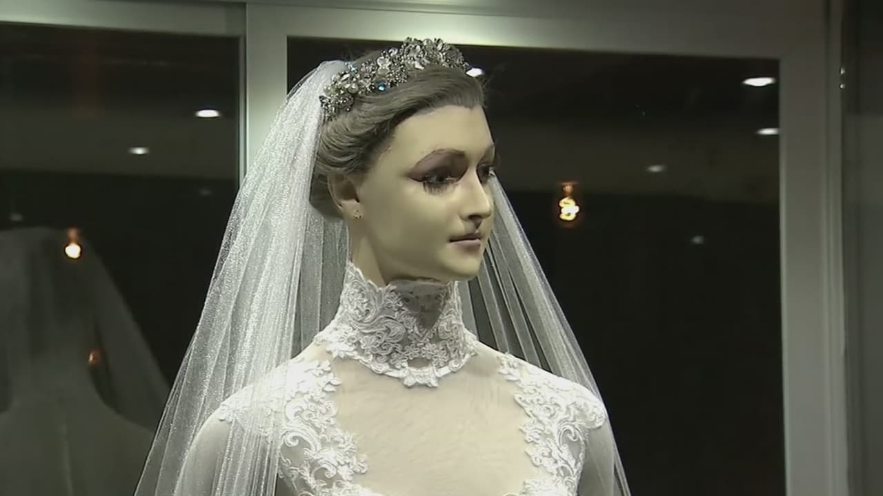 <b>Aseguran que este maniquí con vestido de novia es una mujer embalsamada</b>
<br>
<br>Esta es Pascualita, un maniquí con vestido de novia en una tienda de Chihuahua, México. Cuenta la leyenda que la joven enamorada murió antes de llegar al altar y fue tal el dolor de la madre que decidió embalsamarla. Cuentan que quien obtenga el vestido y lo lleve el día de su boda tendrá un matrimonio para toda la vida.
<br>