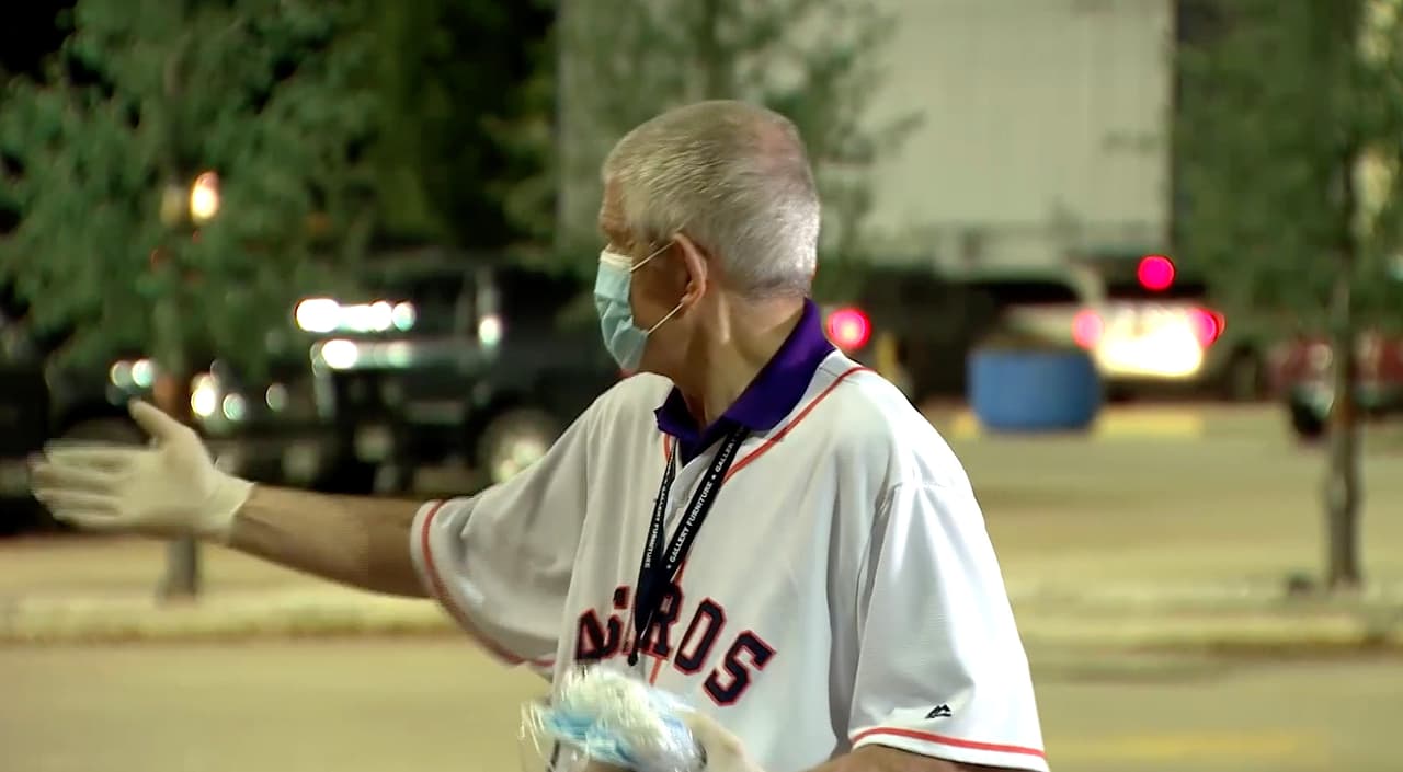 Después del anuncio del uso obligatorio de cubrebocas para los residentes del condado Harris, la ciudad de Houston y otros condados, ‘Mattress Mack’ dedició organizar la entrega.