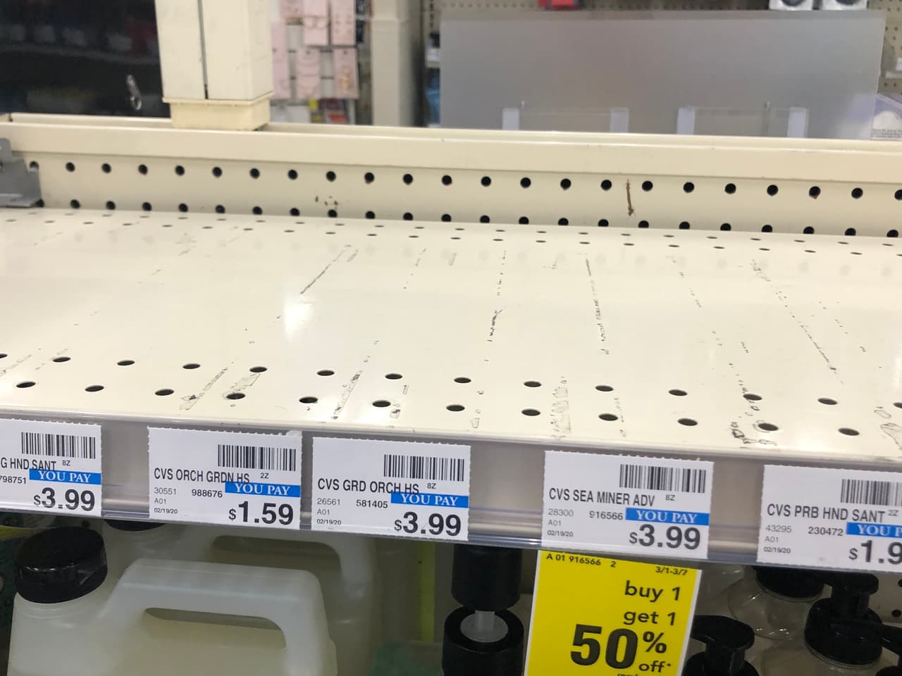 La CDC recomendó usar estos geles, si las personas no pueden 
<a href="https://www.univision.com/local/miami-wltv/como-lavarte-las-manos-adecuadamente-consejos-para-prevenir-el-contagio-por-el-coronavirus-video">lavarse las manos frecuentemente por al menos 20 segundos con agua y jabón</a>, lo cual es lo más apropiado.