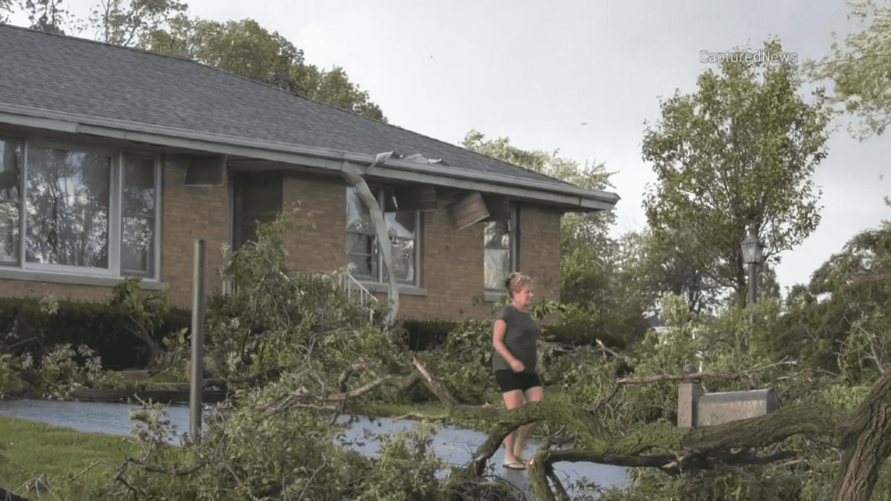 Acceso a los hogares bloqueados por ramas y árboles caídos en Countryside, IL.