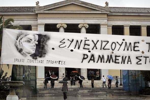 Veinticinco solicitantes de asilo iraníes seguían este martes por quinto día consecutivo en huelga de hambre, acampando frente a la Universidad de Atenas, en el centro de la ciudad, para reclamar el estatuto de refugiados, informaron miembros de un grupo antirracista.