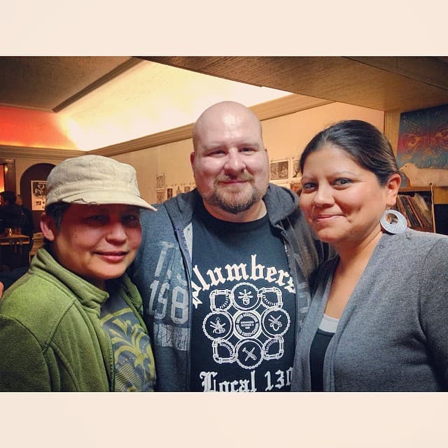 El arte que se exhibe dentro de esta galería va desde pinturas, productos hechos a mano, juguetes personalizados, ilustraciones e impresiones de edición especial, libros, camisetas y más.