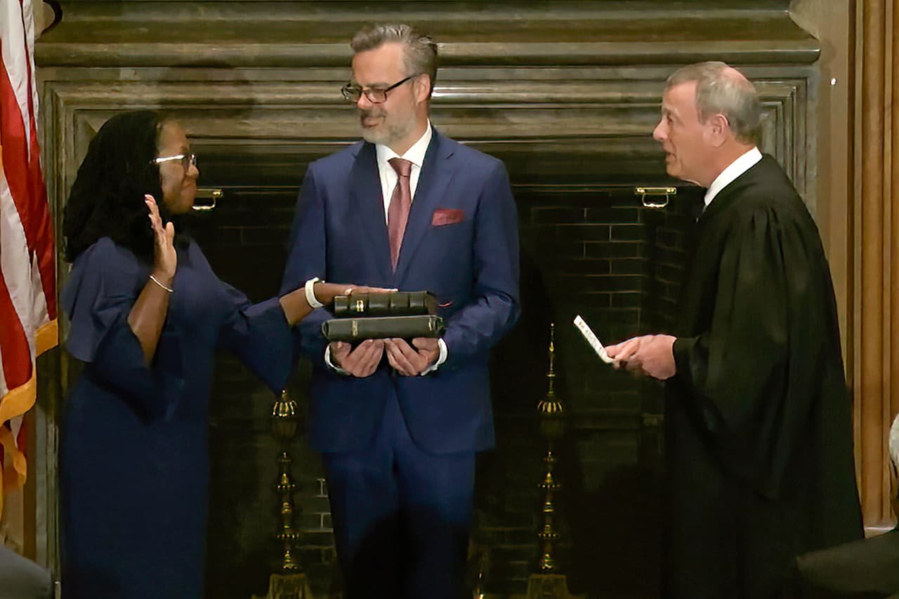 Breyer se retira y Brown Jackson asume su lugar: es la primera jueza negra en llegar a la Corte Suprema