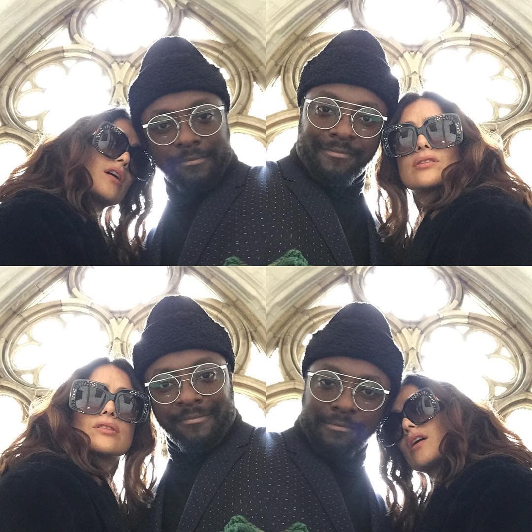 Salma Hayek posó junto a will.i.am para una selfie desde el Fashion Week de Londres.