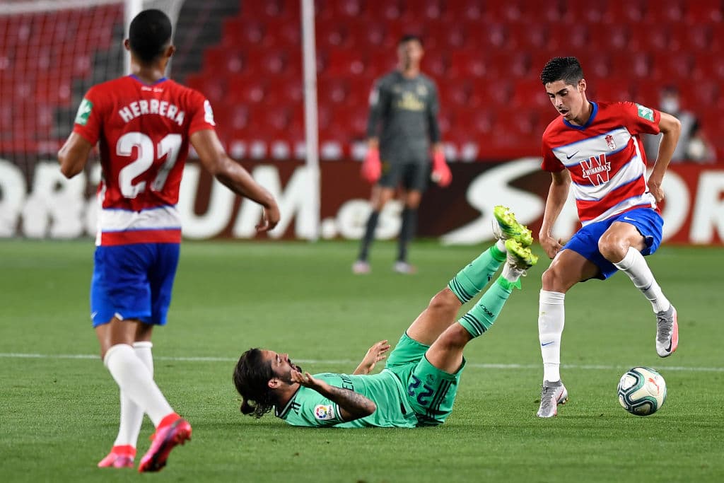 Isco comienza a aparecer en todas partes, y los jugadores del Granada comienzan a golperalo mucho.