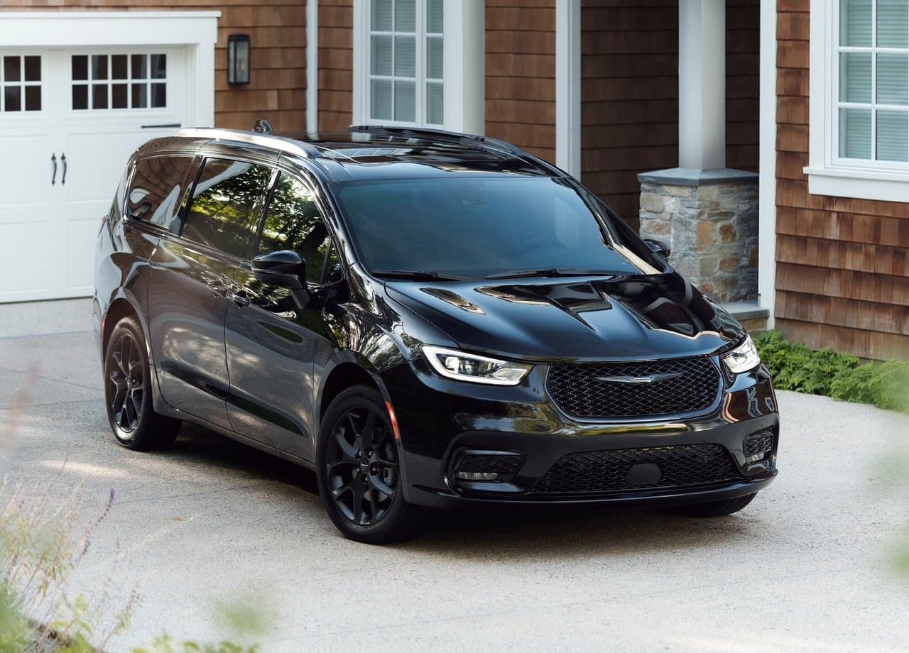 Chrysler simplifica el diseño exterior de la Pacifica con una parrilla ligeramente más pequeña y nuevos faros LED más estrechos. Por atrás, el cambio más evidente es el juego de luces que se extiende por todo lo ancho, similar al estilo del Dodge Charger.