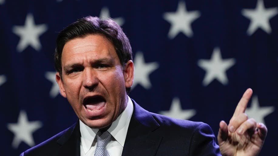 Ron DeSantis "recomienda" que menores de 65 años se apliquen el refuerzo de COVID-19
