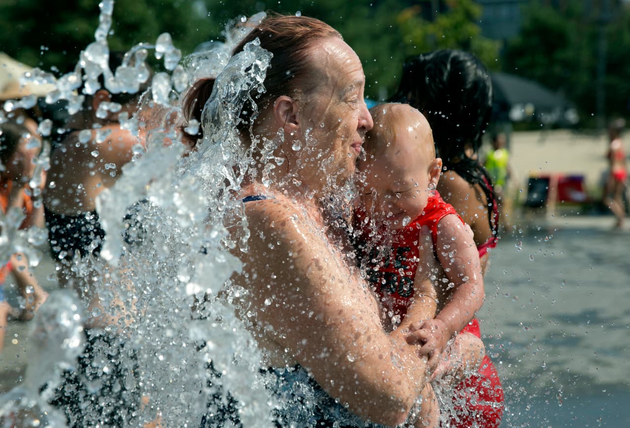 París marcó su temperatura más alta desde que comenzaron los registros y en Reino Unido los termómetros marcaron valores récord en algunas partes de su territorio este mes de julio. En la fotografía, una madre y su hijo se refrescan caminando a través de una fuente en un parque en Amberes, Bélgica.