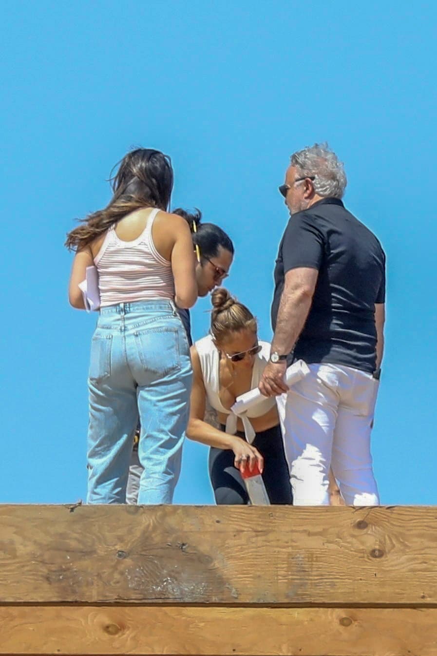 Aunque llegó sin el actor, sí se hizo acompañar con parte de su equipo de trabajo. 
<br>