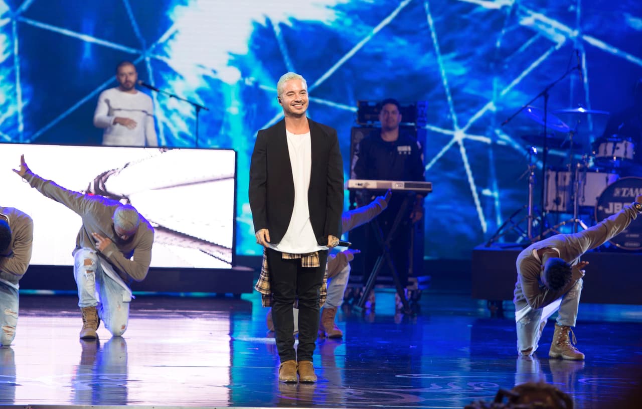 La noche inició con mucho ritmo con la música de J Balvin y su extraordinario reguetón.