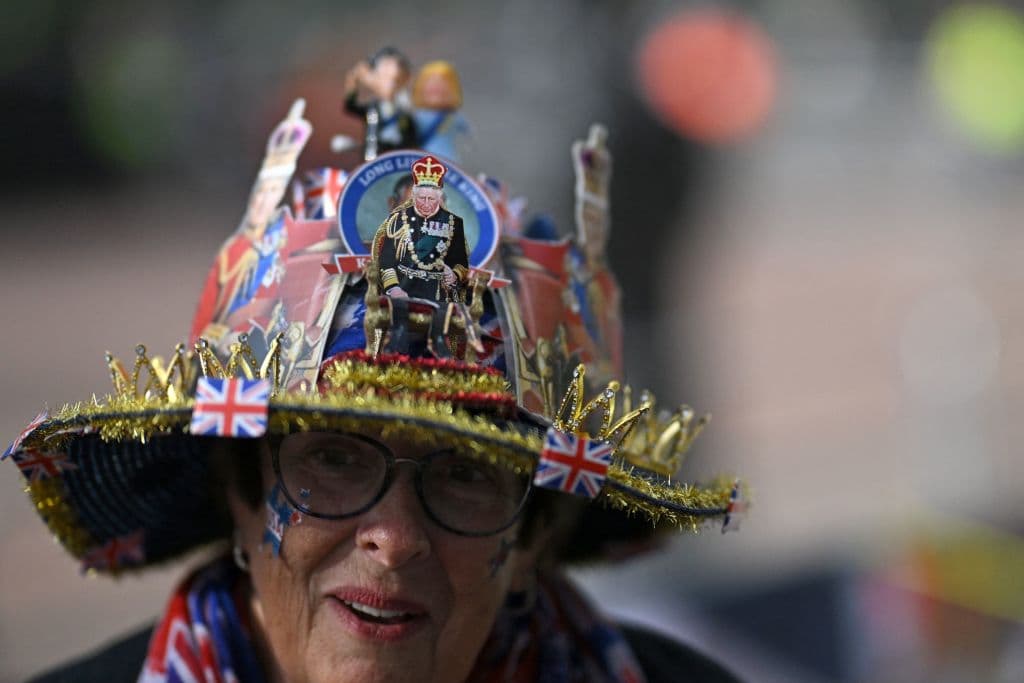 También se veían muchas coronas, desde sencillos tocados caseros hasta sofisticadas piezas de armiño y terciopelo morado o sombreros adornados.
