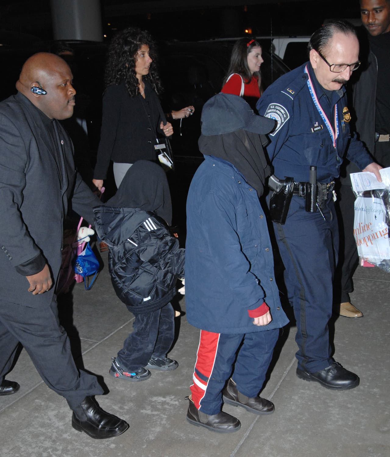 Luego, las otras oportunidades en que el público vio a Blanket estaba cubierto por trapos negros y máscaras, como aquí, al regresar a Los Ángeles después de un viaje de dos semanas en Inglaterra en Japón, el 21 de marzo de 2007.