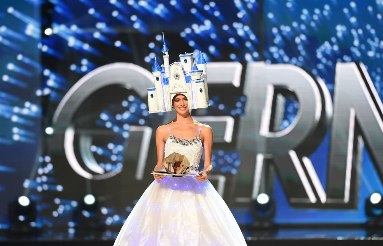 <b>Miss Alemania:</b>
<br>Los cuentos de hadas y las historias inmortales de los hermanos Grimm son los responsables del castillo en la cabeza de esta concursante.