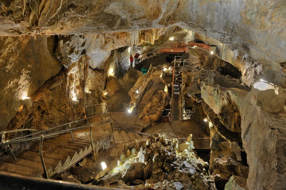 <b>Crystal Cave</b>: Anunciada como la primera cueva de espectáculos en Pensilvania, Crystal Cave tiene una variedad de formaciones naturales y guías turísticos amigables que te enseñarán todo sobre la historia de la cueva. Ha sido un destino popular entre los visitantes de Pensilvania y del mundo por más de 150 años.