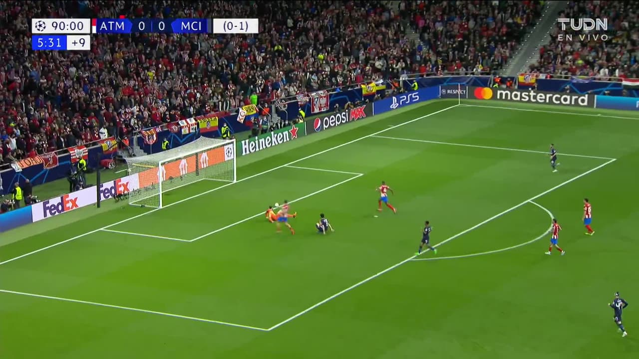 ¡TIRO ATAJADO! disparo por Ilkay Gündogan.