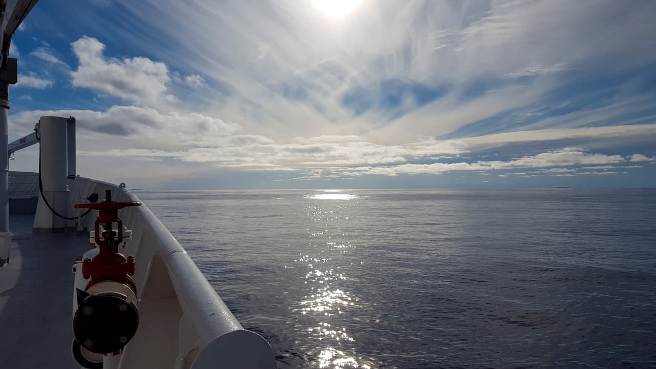 El océano Austral, también llamado océano Antártico, está formado por las porciones meridionales de los océanos Pacífico, Atlántico e Índico y sus mares tributarios que rodean la Antártida.