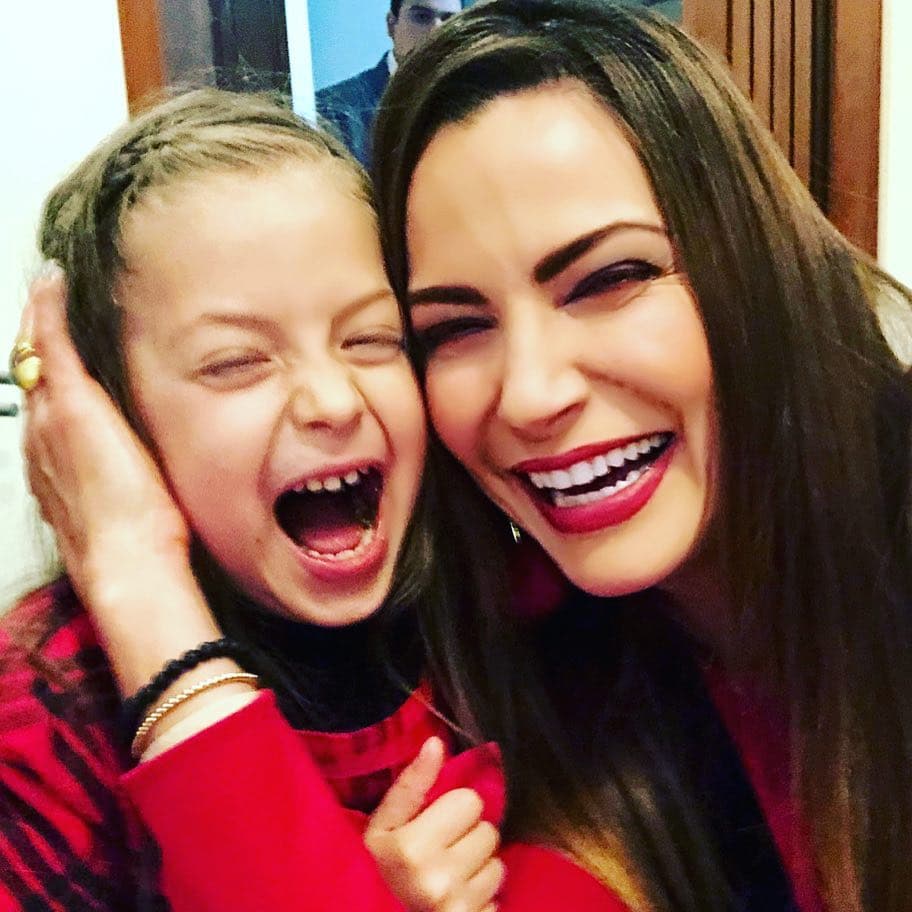 "Lo único que le digo", aclaró, es que "
<b><a href="https://www.univision.com/famosos/martha-julia-aclara-que-su-expareja-no-esta-cumpliendo-con-la-pension-que-la-ley-estipulo-para-su-hija-fotos" target="_blank">esto (del divorcio) nos hace felices</a></b>: estar cada uno por su lado respetando al otro. Eso es mucho mejor que estar todo el día peleándose dentro de la casa".