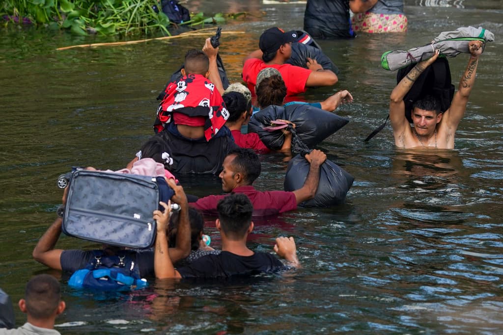 Migrantes cruzando el río Grande, a la altura de Matamoros, México. La nueva regla anunciada el miércoles forma parte de medidas que tienen el objetivo de reducir los cruces fronterizos ilegales al tiempo que crean nuevas vías legales, como un plan para abrir 100 centros de migración regionales en todo el hemisferio occidental y otorgar permisos condicionales humanitarios a unos 30,000 migrantes procedentes de cuatro países para que ingresen a Estados Unidos.