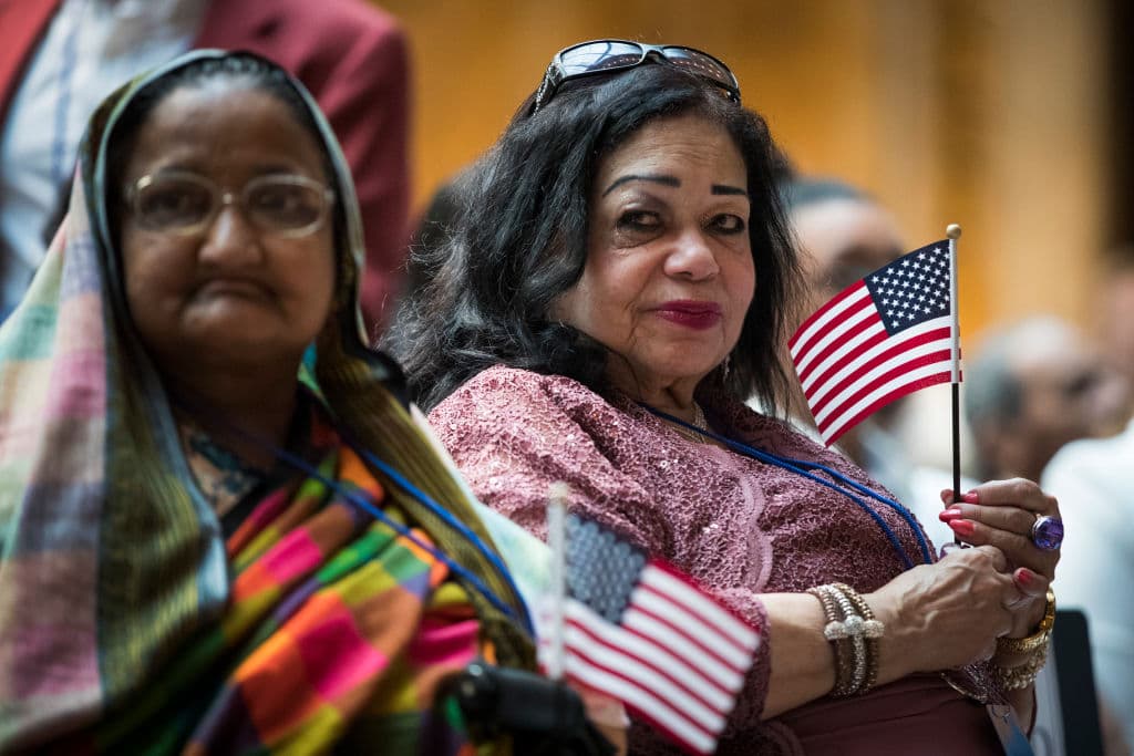 Milagros Altagracia levantaba su bandera de los Estados Unidos durante la ceremonia donde se convirtió en ciudadana.