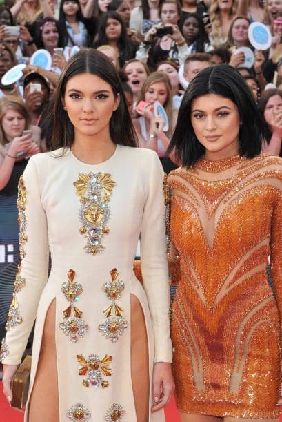 La hermosa modelo Kendall Jenner robó toda la atención de la alfombra de los premios 'MuchMusic Video Awards' con un diseño que enseñaba más que sus esculturales piernas. ¿Te copias el modelito?