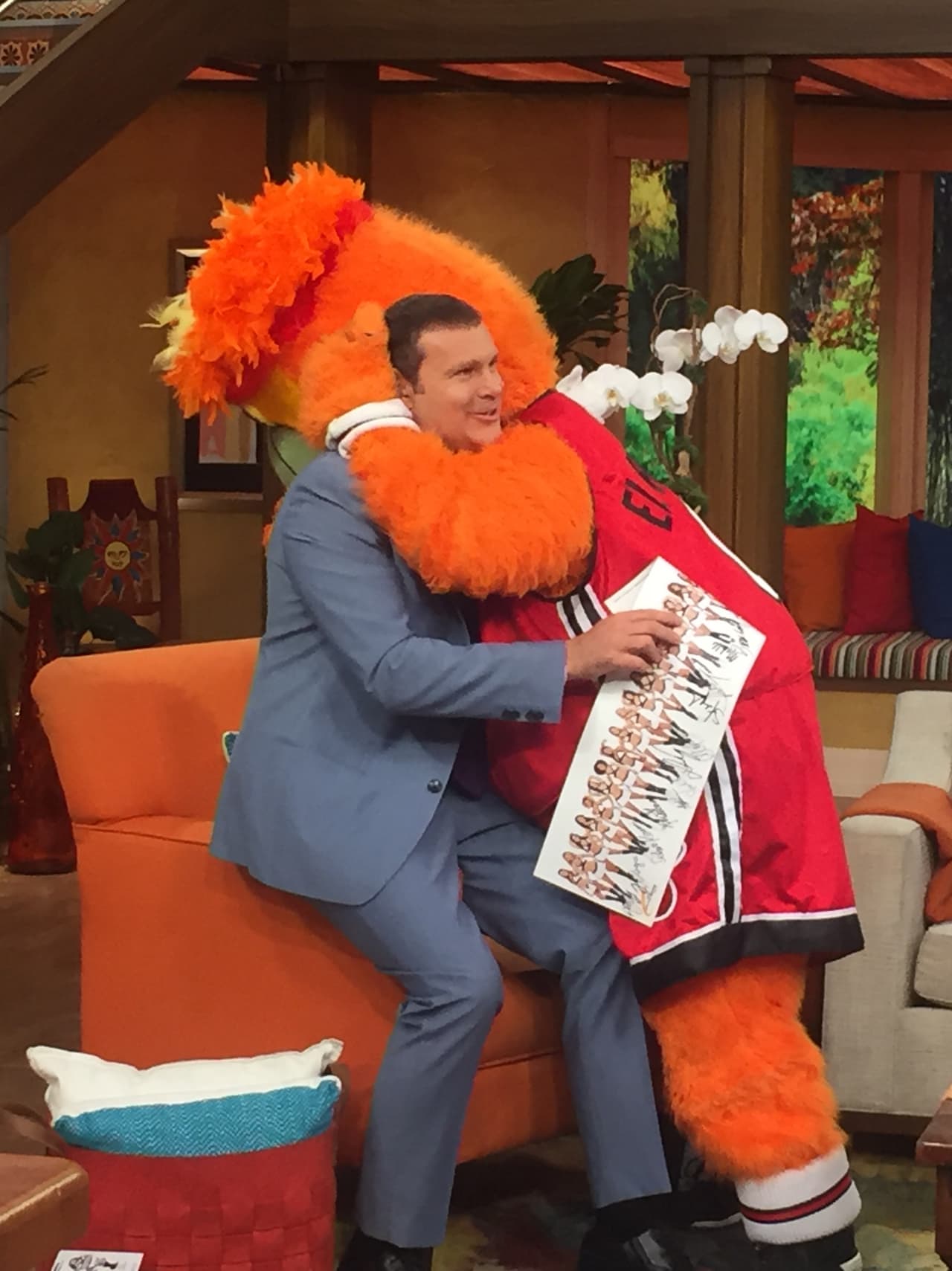 Burnie se portó muy cariño y comenzó a repartir abrazos.