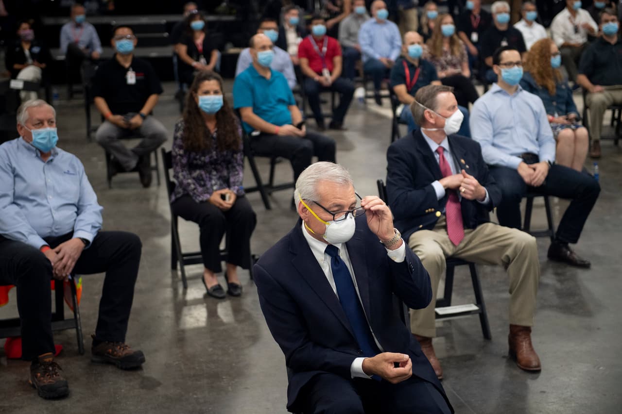 Todos los asistentes conservaban el distanciamiento y portaban máscaras al interior de la planta Honeywell.