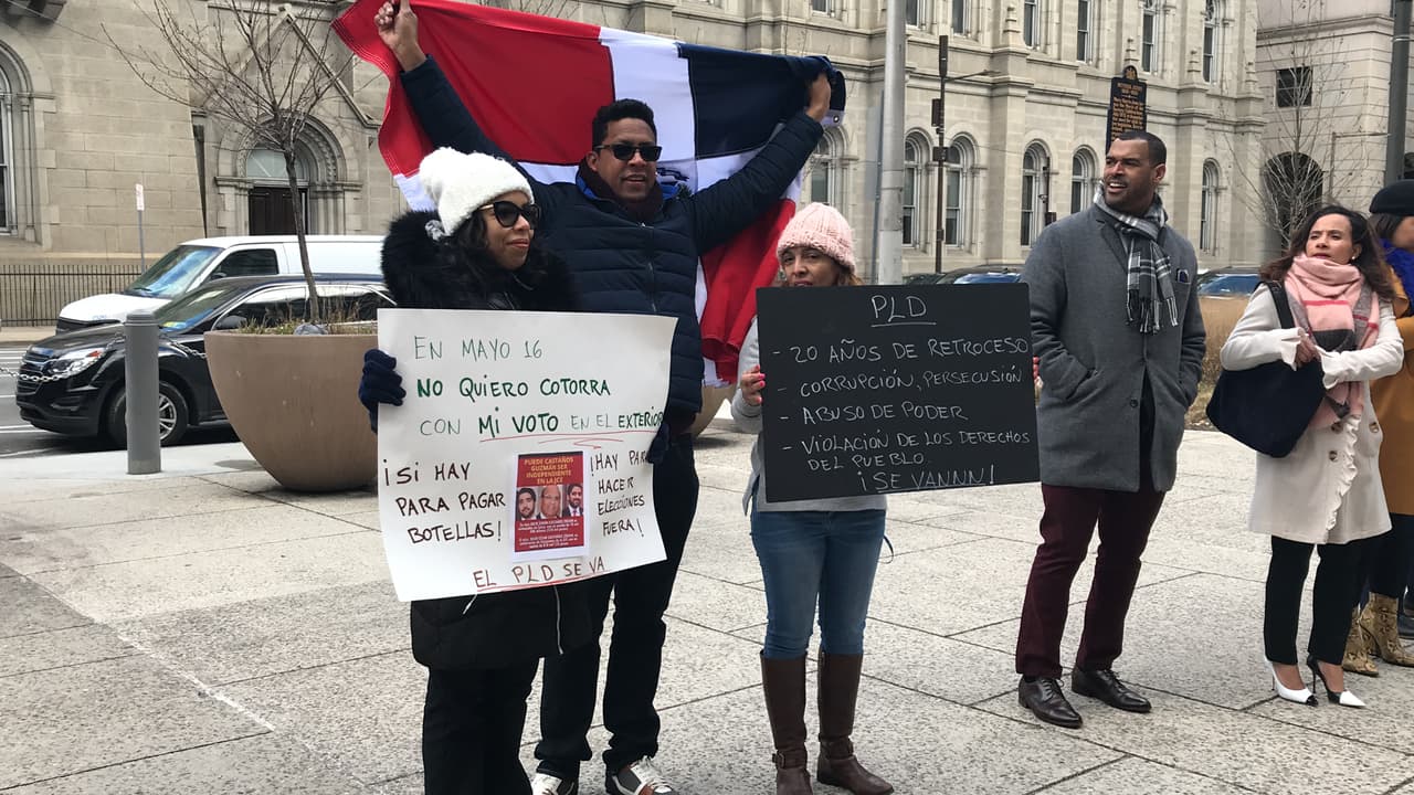 Varias personas lucían vestimenta negra en simbolismo del “luto por la patria”.