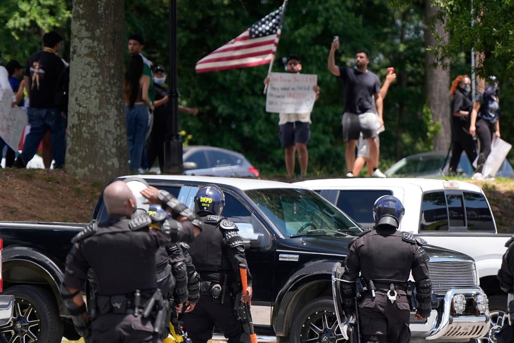 En DeKalb, manifestantes ocuparon Chamblee Tucker Road, provocando el cierre de esa vialidad por parte de la policía.