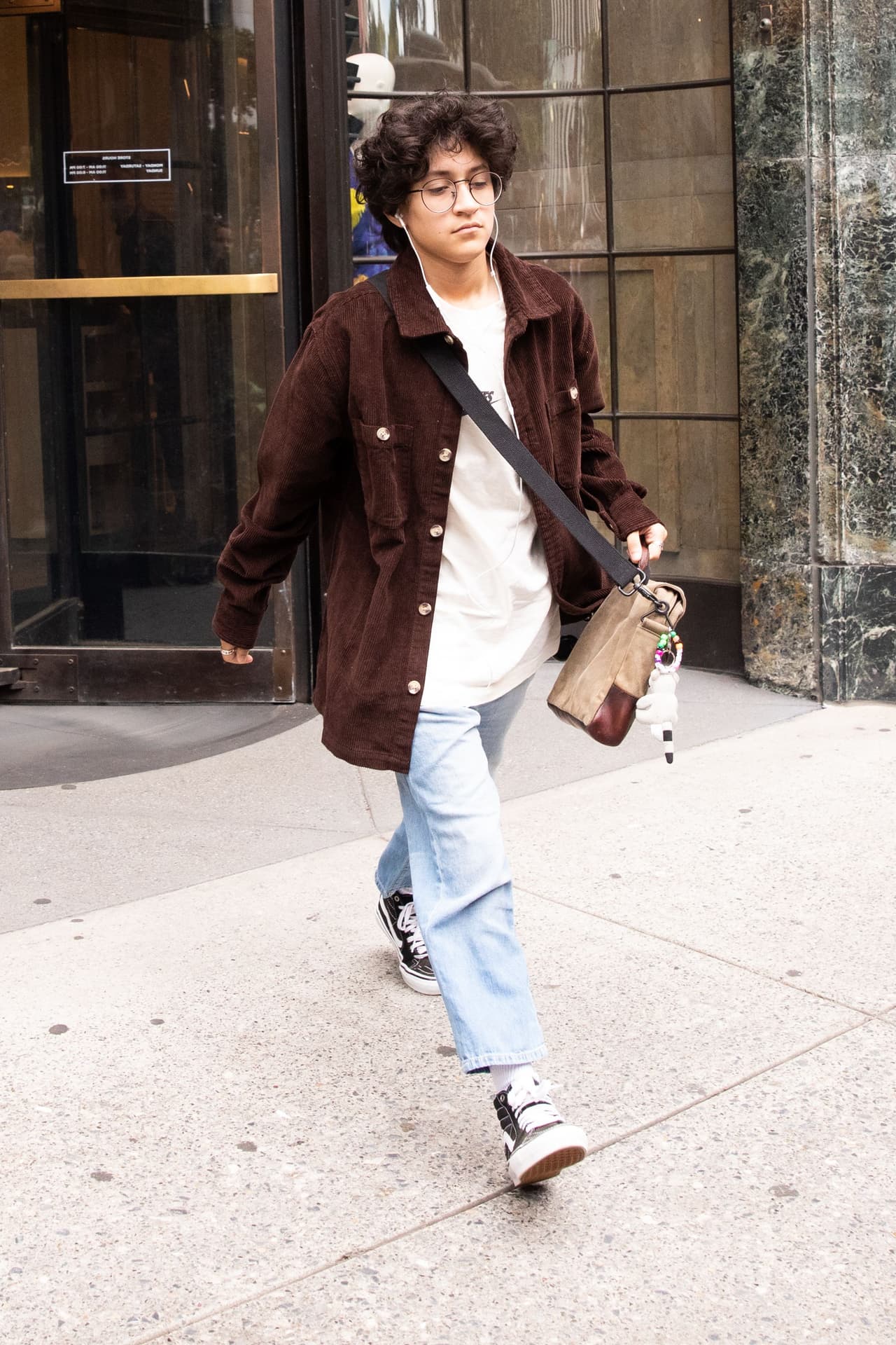 También se pudo observar que al paseo de JLo y Violet se unió 
<b><a href="https://www.univision.com/famosos/jlo-canta-a-duo-con-su-hija-y-la-presenta-por-primera-vez-usando-lenguaje-inclusivo-le-dijo-elle-video">Emme, la 'hije' de la cantante</a></b>, quien a mediados de junio pasado la artista la presentó como "elle" (el pronombre en español que prefieren las personas no binarias) en un concierto. 
<br>