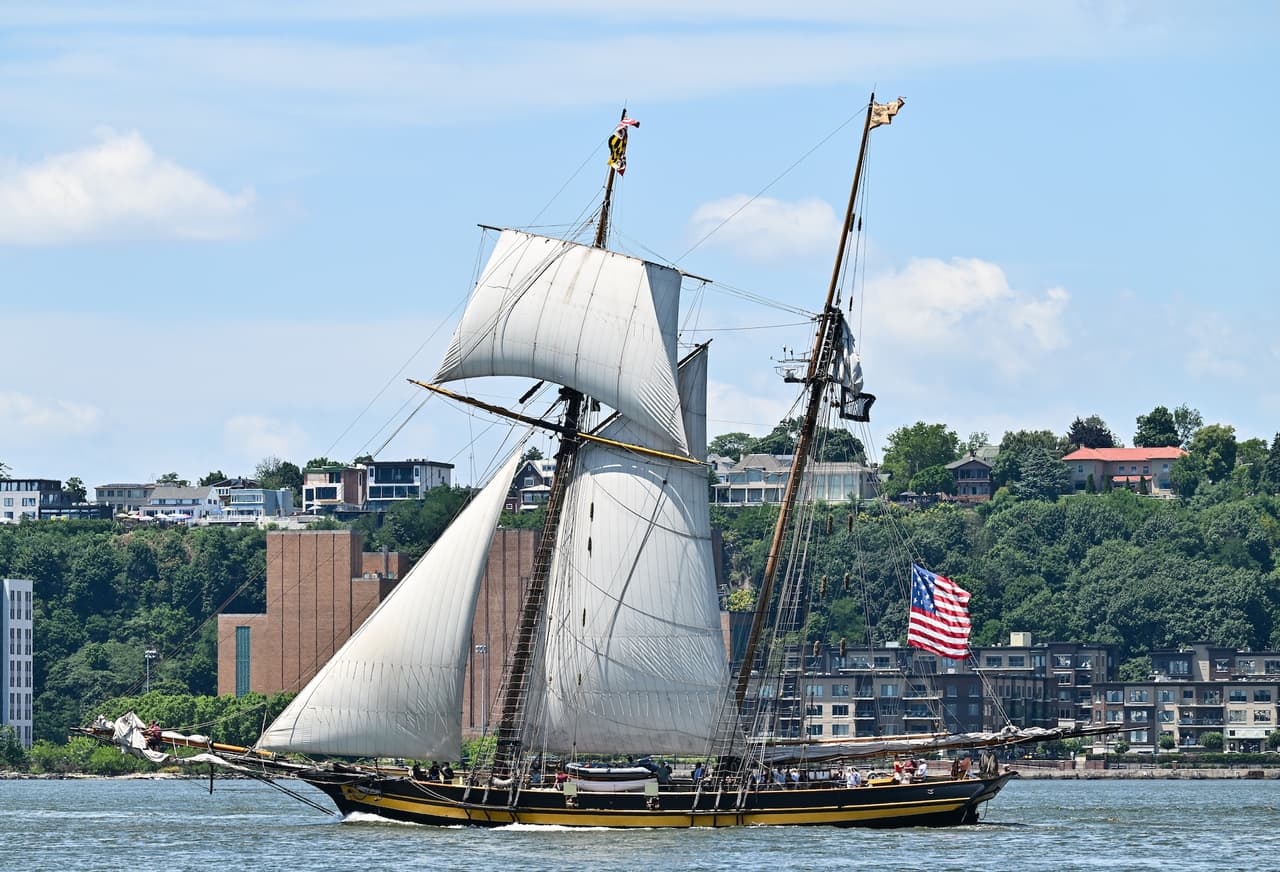 Desfile de barcos Sail4th 250 en el río Hudson de la ciudad de Nueva York.