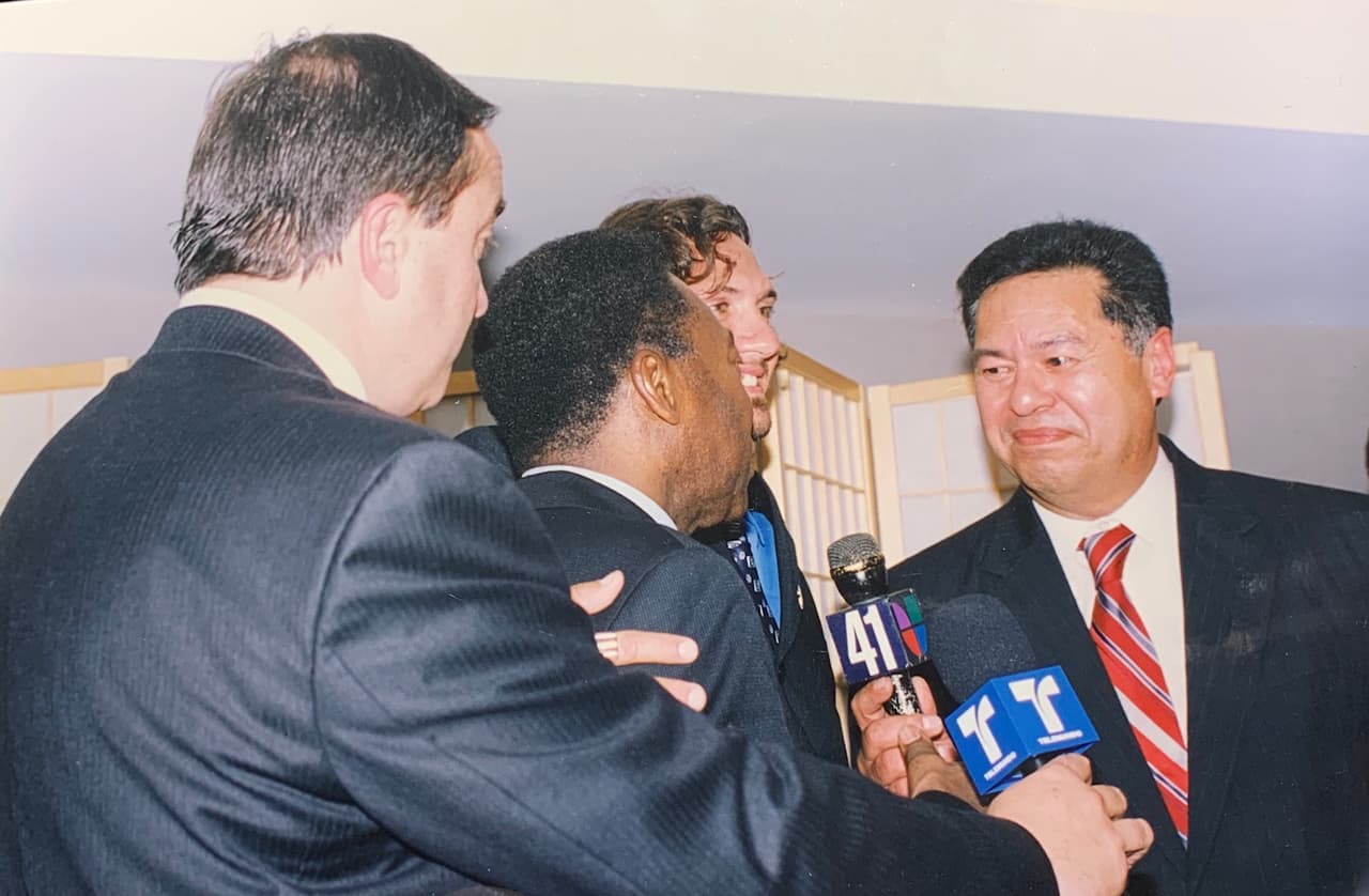 En la ciudad de Nueva York, antes de incursionar en la radio, Salvador laboró en otros menesteres fuera de su profesión, hasta que recibió la oportunidad en la desaparecida Super KQ como lector de noticias, trasladándose luego a WKDM, posteriormente Radio WADO, en la que fué una de las voces principales y voz deportiva por muchos años.