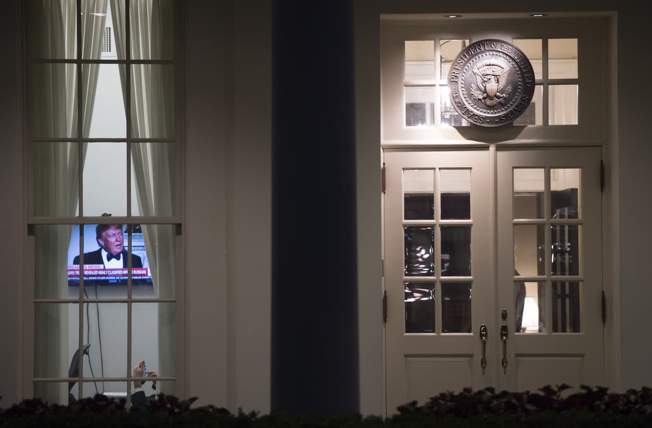 Un televisor encendido en la Casa Blanca en una imagen del 15 de mayo poco después de que el Washington Post publicara que Trump reveló secretos a Rusia.