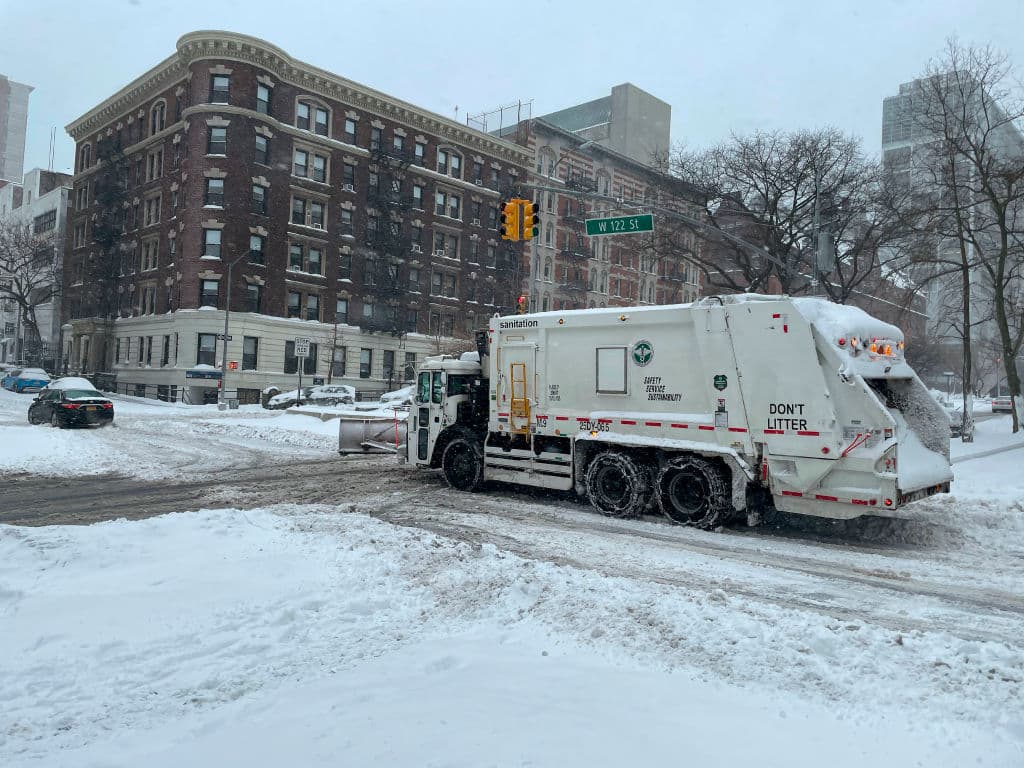 El Departamento de Saneamiento de la Ciudad está desplegando previamente esparcidores de sal para tratar previamente las carreteras antes del primer copo de nieve.
