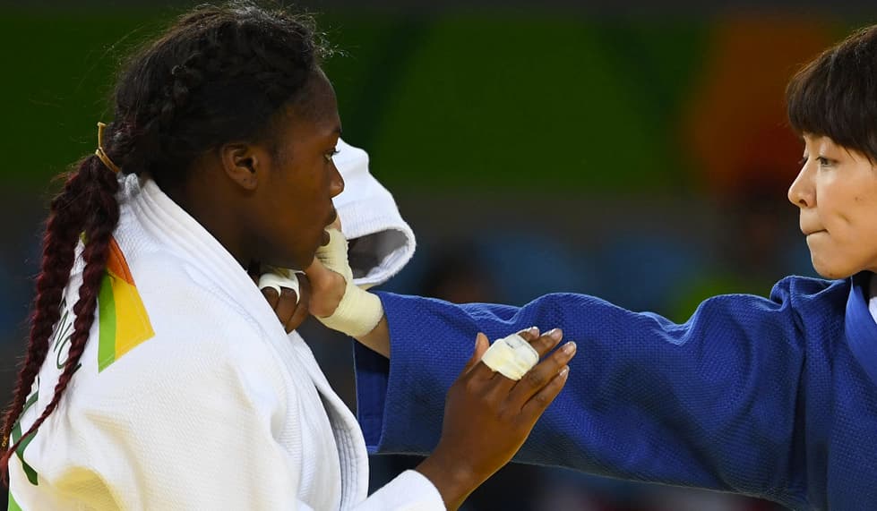 Para defenderse de su rival, la francesa Clarisse Agbegnenou sujetó su pelo en un coleta, la cual dividió en 2 trenzas. Este peinado es muy práctico, sobre si todo si tienes mucha cantidad, pues al dividirlo en 2 secciones evitas que con el movimiento, los saltos y los golpes se te deshaga el peinado.
<br>