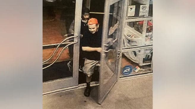 Funcionarios de la policía de Fontana dijeron que la víctima fue alcanzada por disparos durante un tiroteo que ocurrió el 3 de agosto alrededor de la 1 a.m. en el estacionamiento del Boston's Restaurant & Sports Bar en Sierra Lakes Parkway.