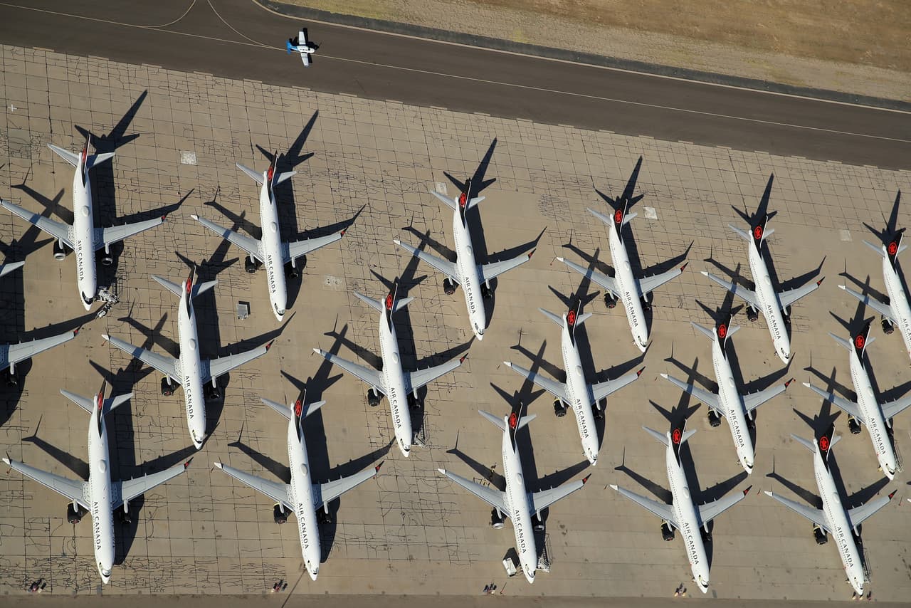 Aviones de Air Canada, entre otras aerolineas, que fueron suspendidos temporalmente por la pandemia del coronavirus, se encuentran estacionados en el Pinal Airpark en Marana, Arizona.