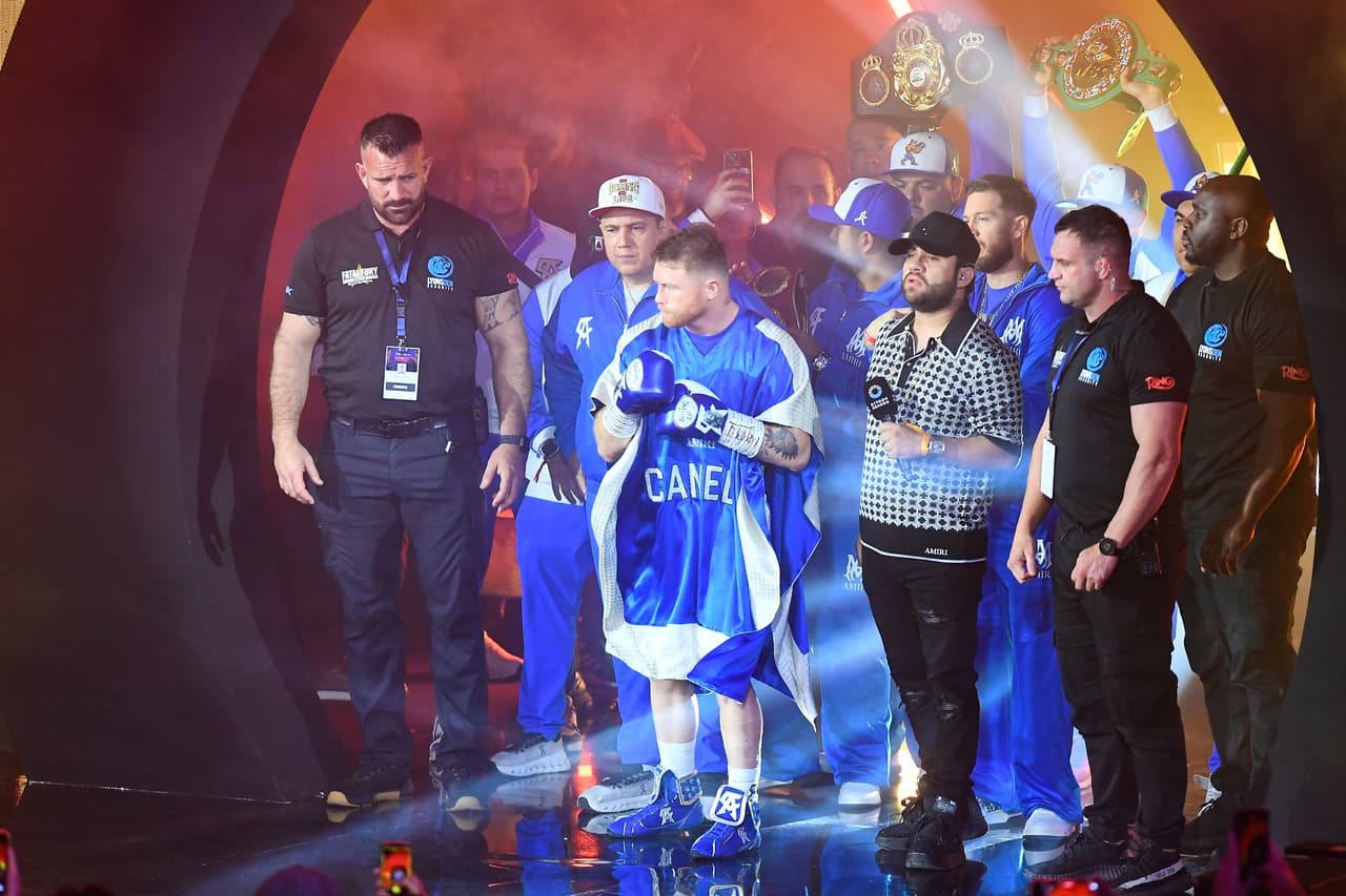 Saúl 'Canelo' Álvarez camina rumbo al ring acompañado por Luis R. Conriquez.