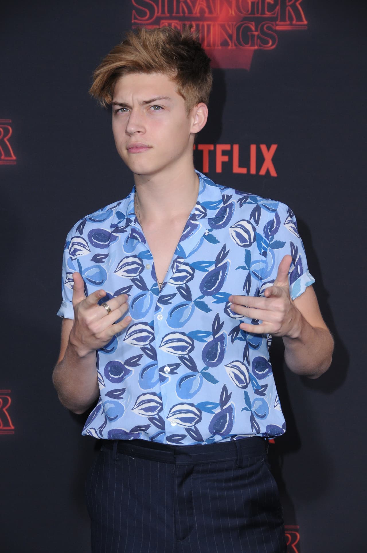 De acuerdo a lo citado por TMZ, el cantante, ahora de 20 años, afirma que Harte usó el "libro de jugadas pedófilas de escenario y seducción" para abusar de él.