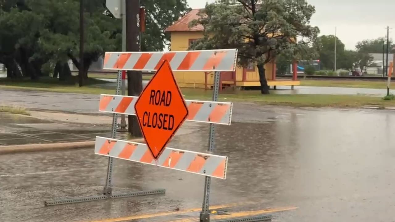 Las lluvias también obligaron al cierre de varias vialidades en diferentes comunidades del centro y sur de Texas.
<br>
<br>Las autoridades reiteraron el llamado de 
<b>“Turn Around, Don’t Drown”</b> y pidieron a los conductores no intentar cruzar caminos con agua acumulada, incluso si parecen transitables.